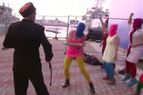 Pussy Riot estão de volta aterraram em Sochi e já foram agredidas ZAP Notícias