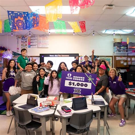 Tcu Brings Big 12 Homecoming Donation To Como Elementary School