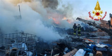 Incendio Nell Isola Ecologica Di Santa Flavia Le Foto Dell Intervento