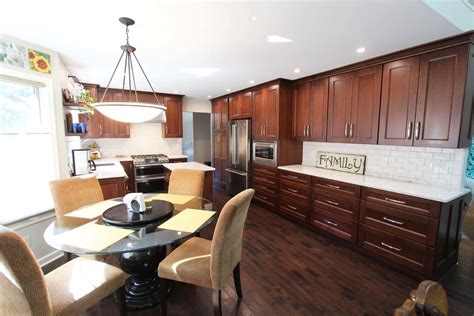 Transitional Kitchen With Medallion Cherry Cabinets And Quartz Countertop Küche Cleveland