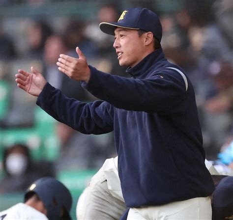 センバツ高校野球＜熊本国府・近江＞4回、ナインに声をかける熊本国府・山田監督（撮影・北條 貴史） ― スポニチ Sponichi Annex 野球