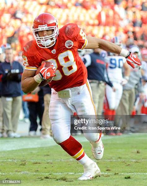 961 Tony Gonzalez Chiefs Stock Photos, High-Res Pictures, and Images ...