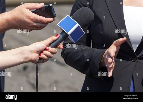 Reporter Microphone Stock Photos Reporter Microphone Stock Images Alamy