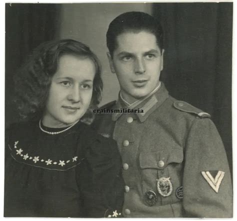 Orig Foto Portrait Heer Soldat M Luftwaffe Erdkampf Orden Frau In