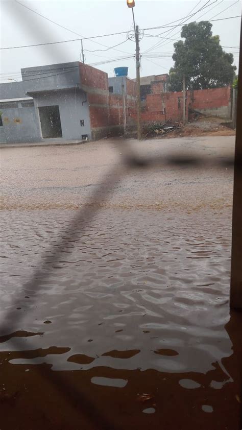 A Gazeta Chuva Teto De Posto De Combust Vel Desaba Em Baixo Guandu