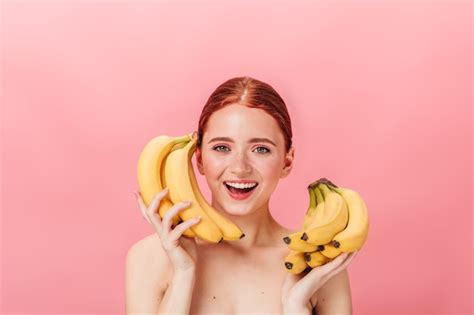 Vue De Face D Une Superbe Fille Au Gingembre Avec Des Bananes Photo De