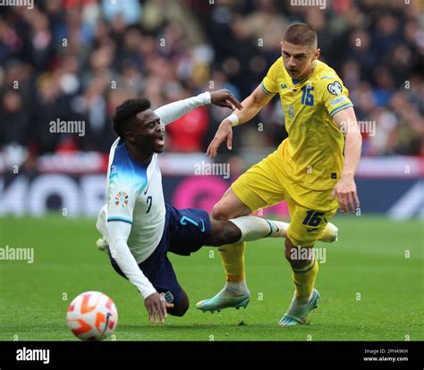 L R Bukayo Saka Arsenal Of England And Vitaliy Mykolenko Everton Of