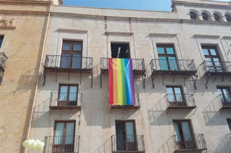 La oposición denuncia que se cuelgue la bandera LGTBI en un balcón