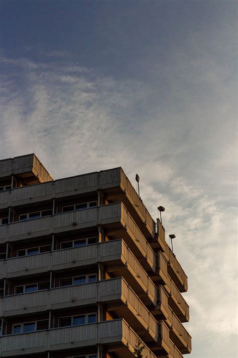 Gray Concrete Building · Free Stock Photo