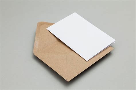 Cartão branco em branco modelo de envelope de papel kraft pardo