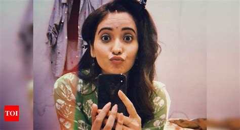 Asha Negi Crosses 2 Million Followers On Instagram Sends Kisses To Her