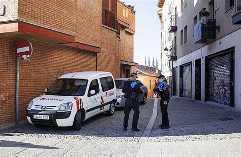 La Policía Local y el cambio de la señal evitan el tráfico por la calle