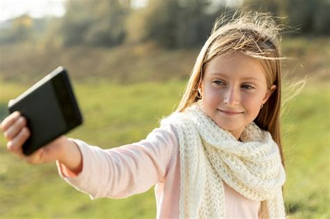 Reizendes Blondes Mädchen Das Ein Selfie Nimmt Kostenlose Foto