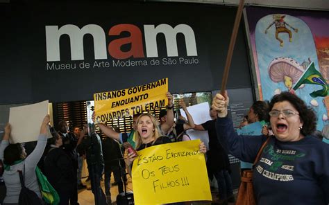 Manifestantes Protestam Em Frente Ao Mam Contra Performance Homem Nu