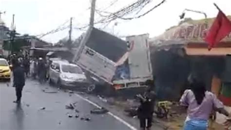 Foto Tragis Kecelakaan Beruntun Di Puncak Bogor Orang Korban