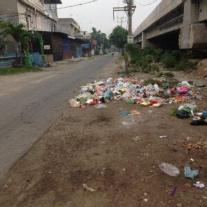 Tumpukan Sampah Berserakan Di Jalan Ampera Raya