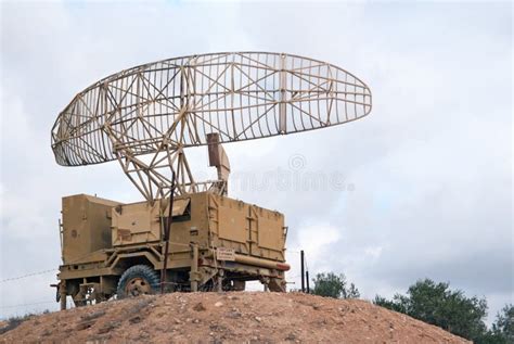 Silueta De Radar Militar En Cielo Claro Foto De Archivo Imagen De