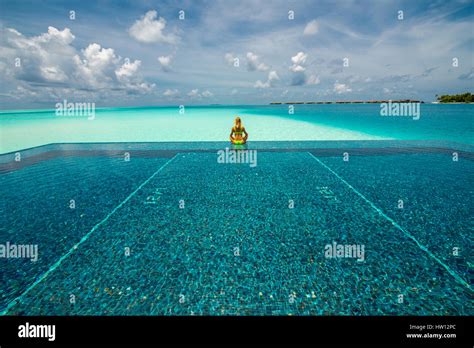 Frau Im Bikini Von Hinten Fotos Und Bildmaterial In Hoher Aufl Sung Alamy