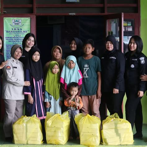 Pembagian Nasi Kotak Dari Kapolda Kaltim Mewarnai Jumat Berkah Di