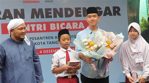 Momen Santriwati Minta Tambah Susu Saat Gibran Sambangi Ponpes