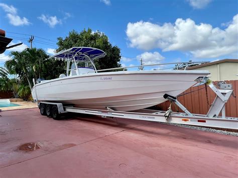 2005 Cuddy Cabin Solid Powerboats 32 Cuddy Bateaux à Console Centrale à