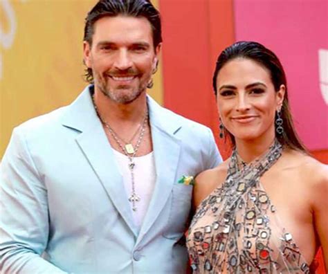 Julián Gil y Valeria Marín se comprometen