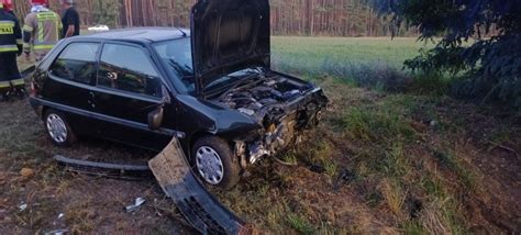 Groźny wypadek w Dęborzycach pod Pniewami Samochód wypadł z drogi