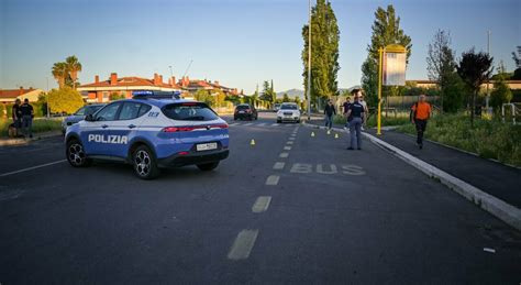 Roma Spari Tra Auto In Corsa Al Villaggio Prenestino Anziana Colpita