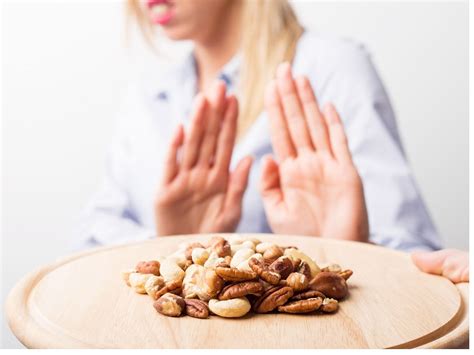 Nut Allergy: Common Signs and Symptoms, Peanut Allergy, Types of Nut ...