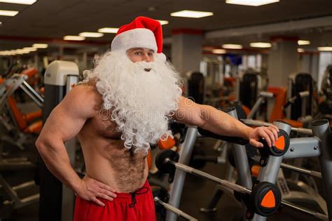 Papai Noel Na Academia Homem Muscular Tronco Nu Fazendo Exercícios