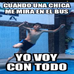 Meme Personalizado Cuando Una Chica Me Mira En El Bus Yo Voy Con Todo