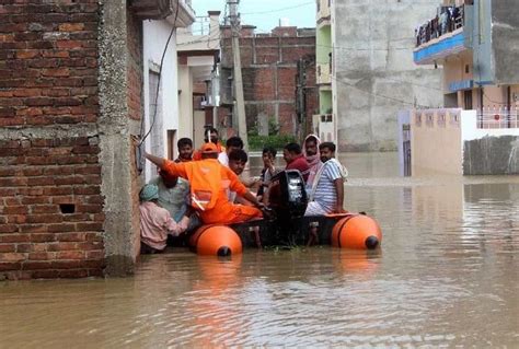 बनारस में बाढ़ का कहरः घर के लोग सामानों को कर रहे थे पानी से सुरक्षित