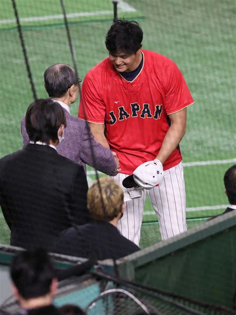 Wbc1次r＜日本・韓国＞握手をする大谷（右）と王貞治氏（撮影・篠原岳夫） ― スポニチ Sponichi Annex 野球