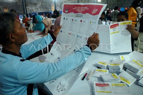 Penyortiran Dan Pelipatan Surat Suara Di Tegal Antara Foto