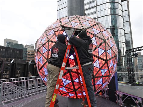 Crews Put Finishing Touches On NYC Times Square New Year S Eve Ball