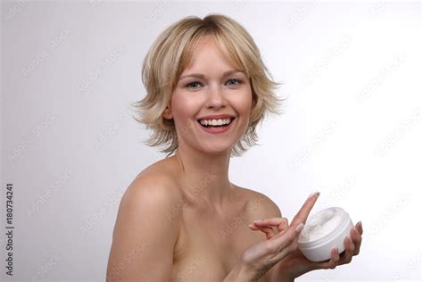 Blonde Frau Mit Nackten Schultern Und Creme Stock Foto Adobe Stock