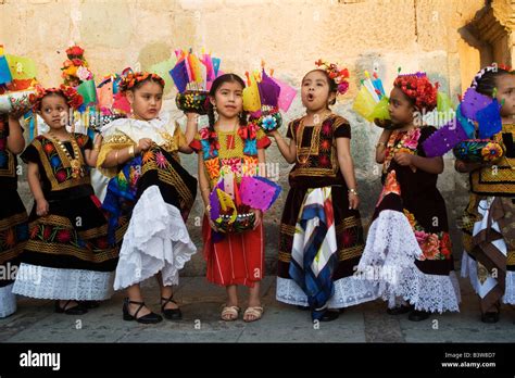 Tehuana niñas vestidas en trajes tradicionales durante la Semana Santa