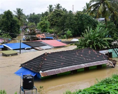 Kerala Weather 37 Dead 31 000 In Relief Camps Kerala On High Alert