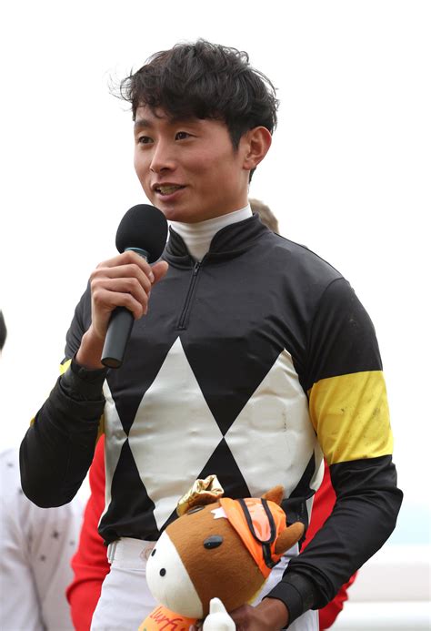 岩田望来騎手が2年連続の年間100勝「すごくうれしい」父・康誠騎手もプラカードで祝福 競馬写真ニュース 日刊スポーツ