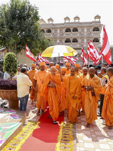 18 October 2016 HH Mahant Swami Maharaj S Vicharan Dhari India