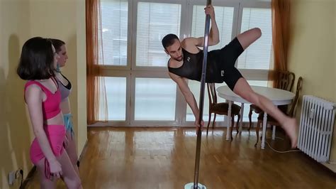 Le Doy Una Clase De Pole Dance A Mis Dos Alumnas Y Acabamos Follando