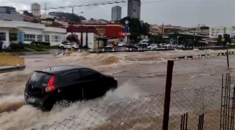 C Rregos Transbordam E Gua Invade Vias Durante Forte Chuva Em Franca