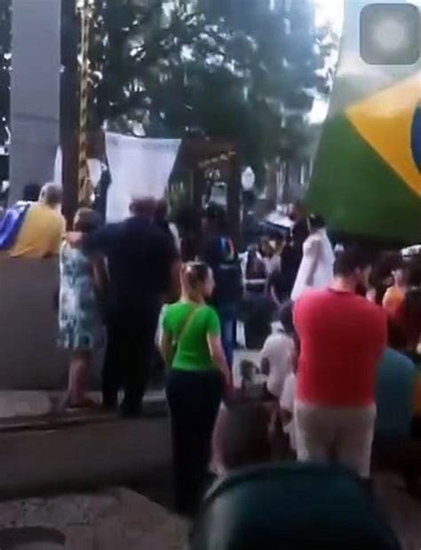 Bolsonaristas Casam Durante Ato Antidemocr Tico Em Frente A Quartel Em