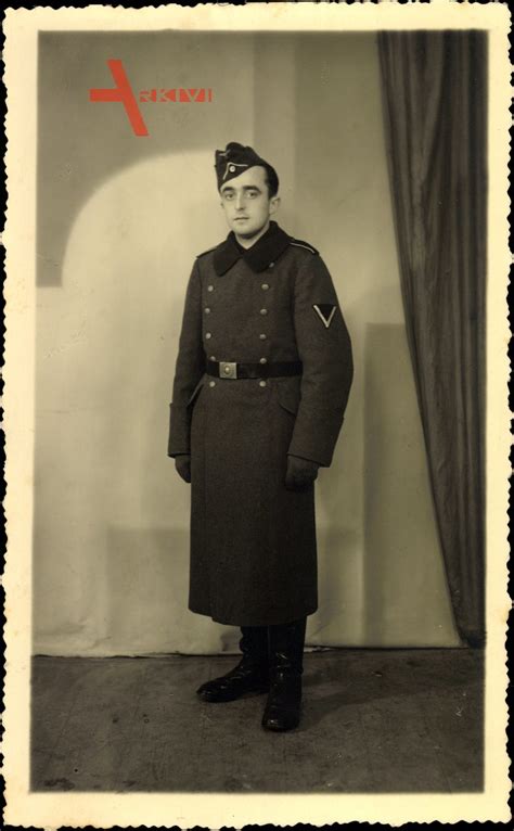 Deutsche Wehrmacht Junger Soldat in Uniform Gefreiter Ärmelabzeichen