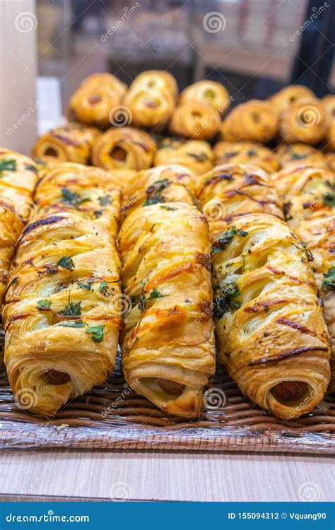 Pilha Do Rolo Delicioso Da Massa Folhada A Salsicha No Bakeshop