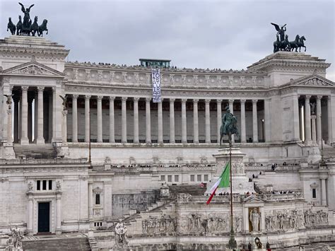 Roma Blitz Anarchici All Altare Della Patria Affisso Striscione Per