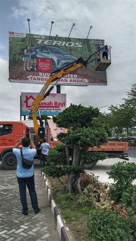 Reklame Yang Habis Masa Tayang Dan Tiang Reklame Yang Habis Izinnya