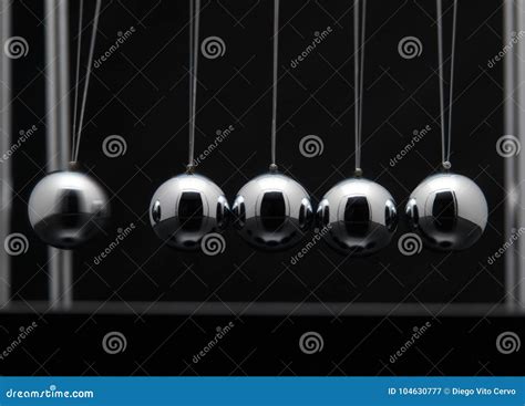 Close Up Van Newton Cradle With Swinging Metal Ballen Stock Afbeelding