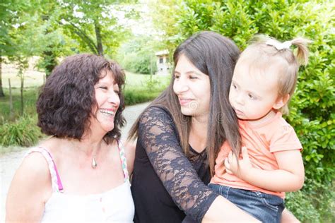 Tres Generaciones De Mujeres Abuelita Madre E Hija Hermosas Est N