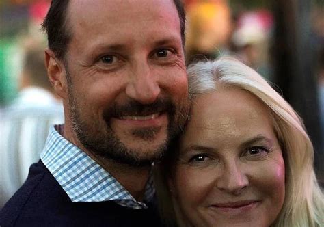 Haakon y Mette Marit de Noruega celebran una fiesta con incógnitas El